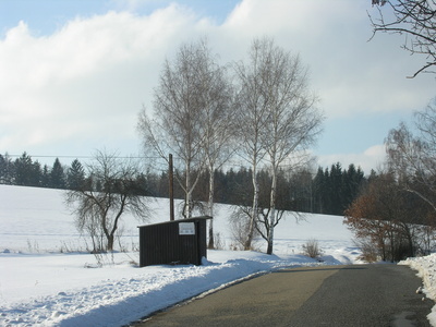 zimn krajina u Votic s autobusovou zastvkou